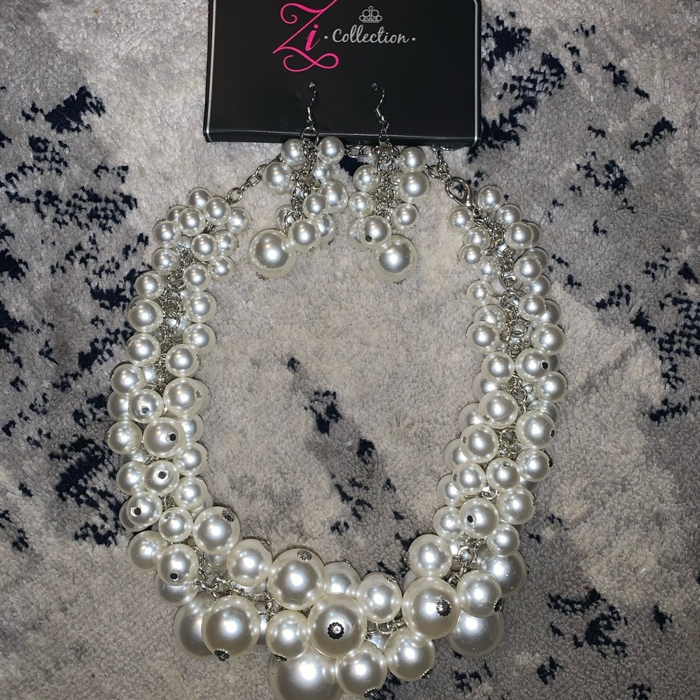 Paparazzi Faux Pearl Set!! Perfect for a holiday gift 🎁